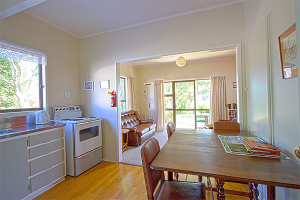 B&B Lodging in the Coromandel - Jacaranda Lodge - Guest Lounge and Kitchen B&B Lodging in the Coromandel - Jacaranda Lodge - Guest Lounge and Kitchen