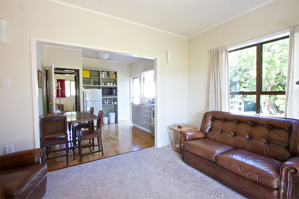 B&B Lodging in the Coromandel - Jacaranda Lodge - Guest Lounge and Kitchen B&B Lodging in the Coromandel - Jacaranda Lodge - Guest Lounge and Kitchen