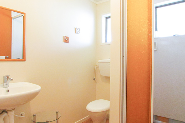 B&B Lodging in the Coromandel - Jacaranda Lodge - Private Bathroom B&B Lodging in the Coromandel - Jacaranda Lodge - Private Bathroom